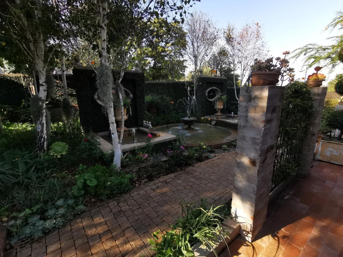 At 98 On Lynburn Guest House Pretoria-Noord Exterior foto