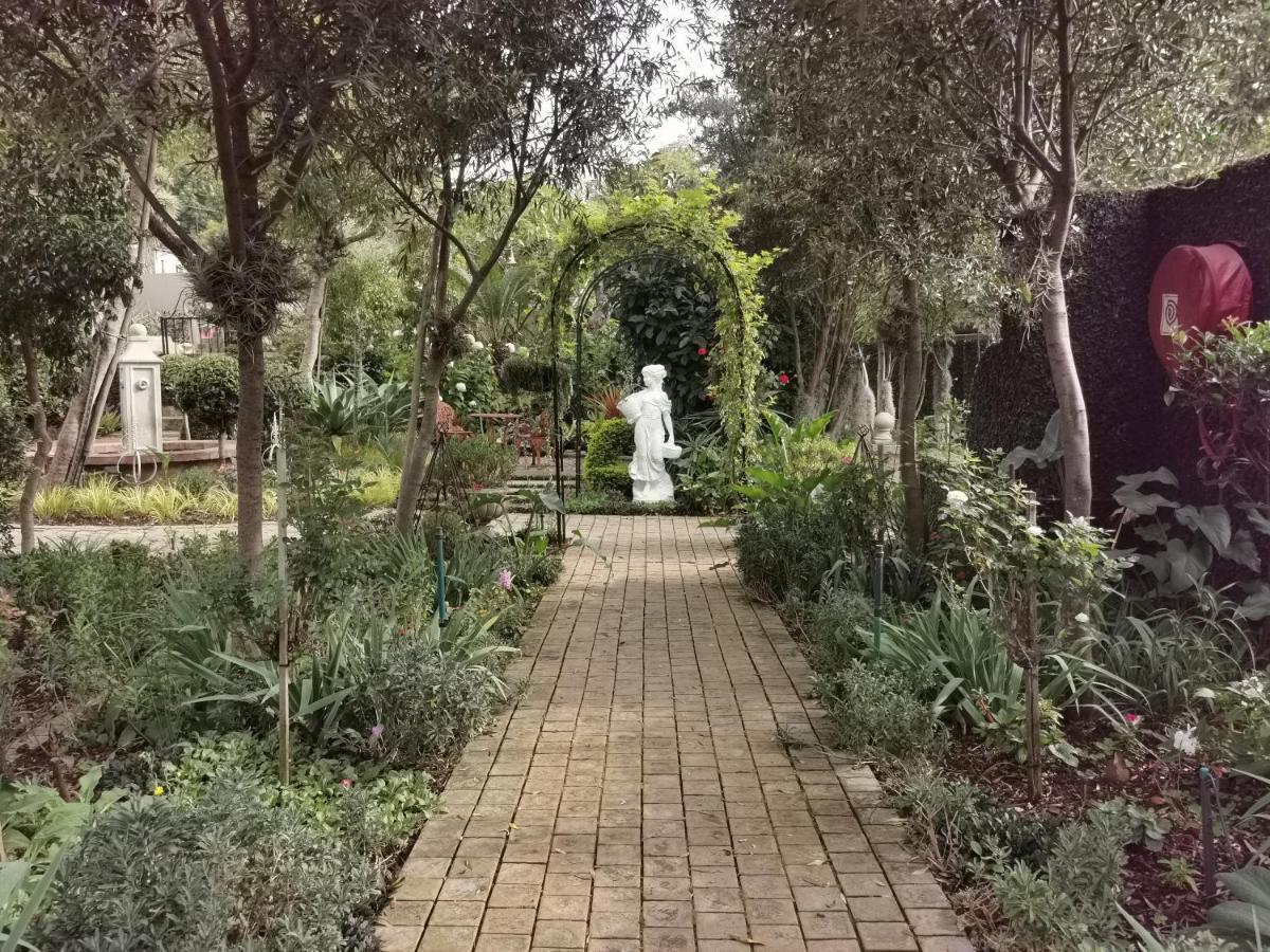 At 98 On Lynburn Guest House Pretoria-Noord Exterior foto