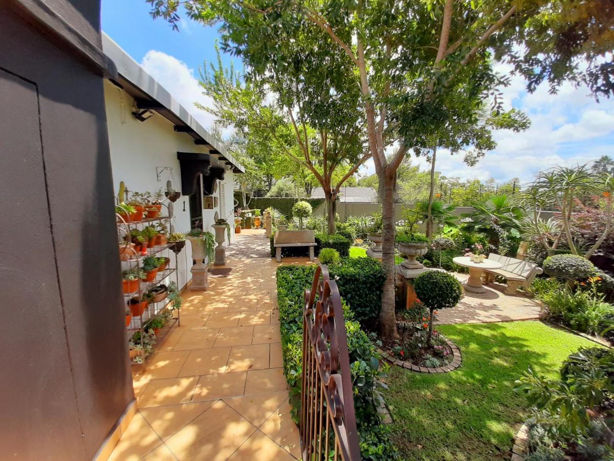 At 98 On Lynburn Guest House Pretoria-Noord Exterior foto