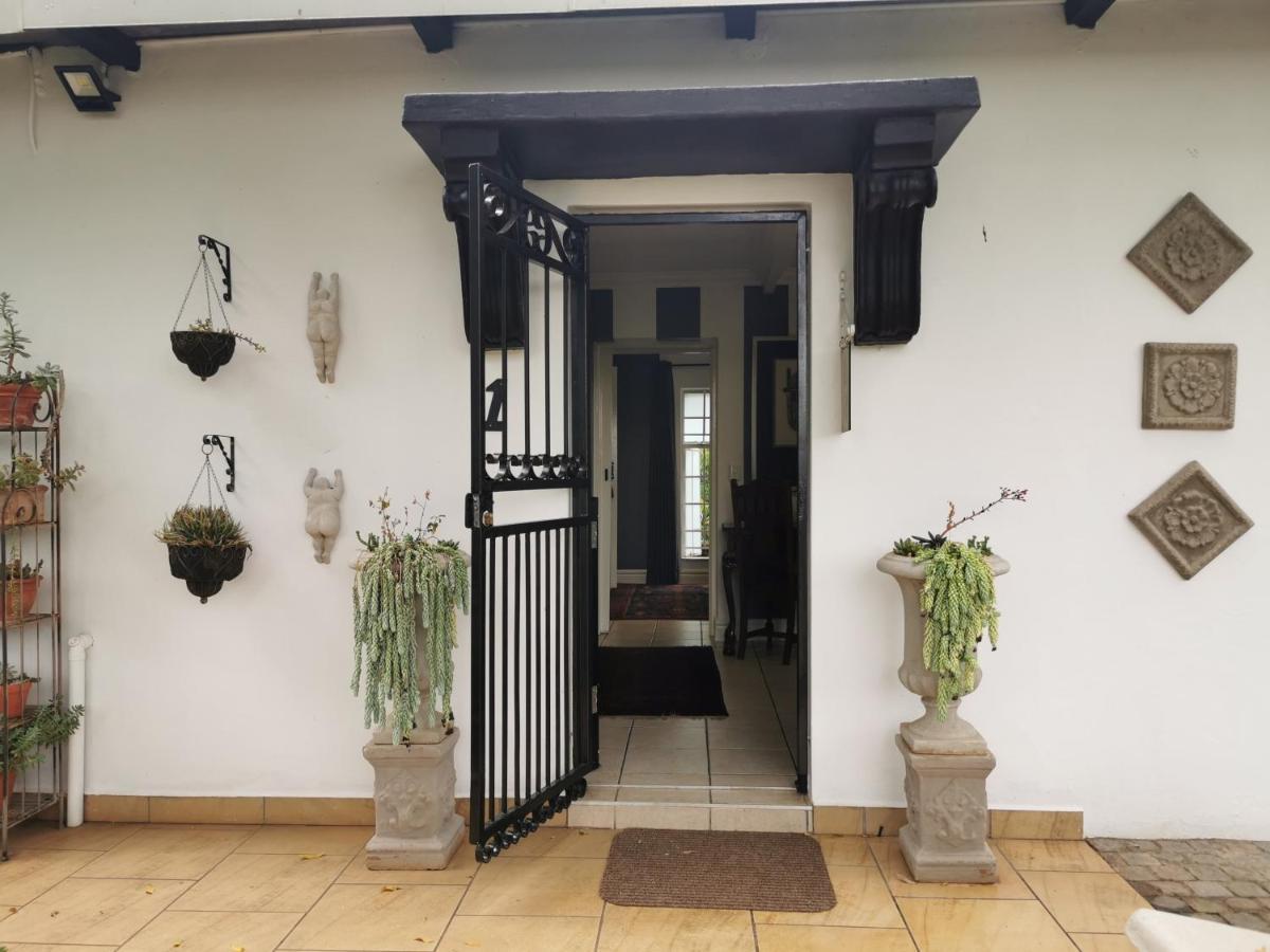 At 98 On Lynburn Guest House Pretoria-Noord Exterior foto
