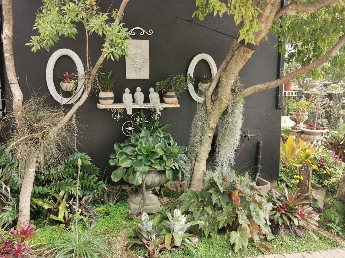 At 98 On Lynburn Guest House Pretoria-Noord Exterior foto