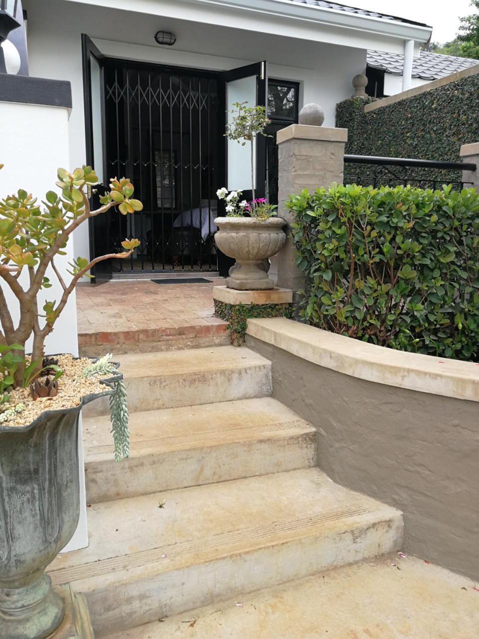 At 98 On Lynburn Guest House Pretoria-Noord Exterior foto